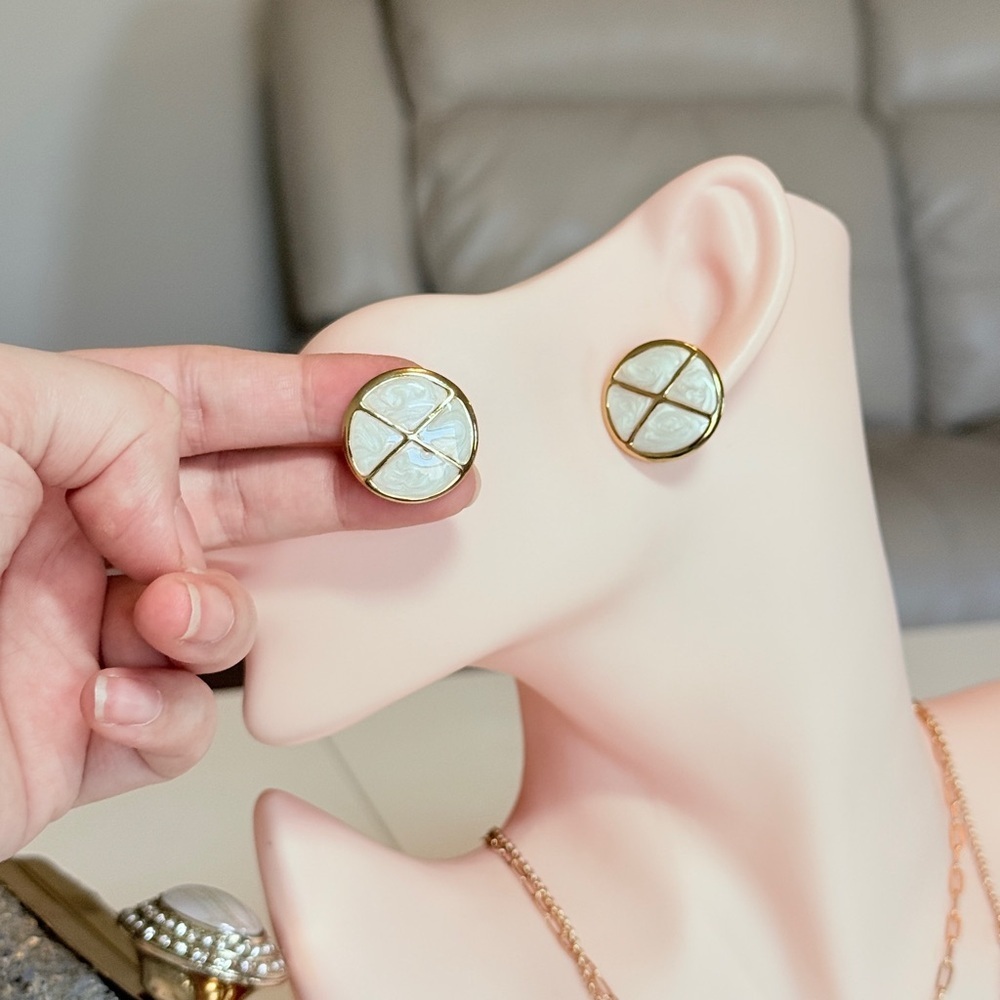 ⚜️ Gold Tone Mother-of-Pearl Round Stud Earrings - White - Picture 8 of 10